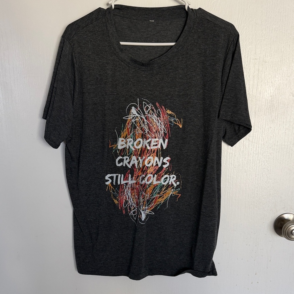 Broken Crayons Still Color Short Sleeve Graphic Tee - Charcoal